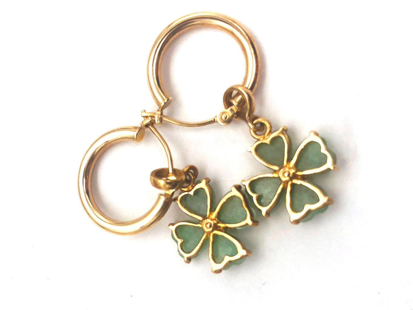14k (585) Solid Yellow Gold Green Jade dangle earrings with a floral pattern