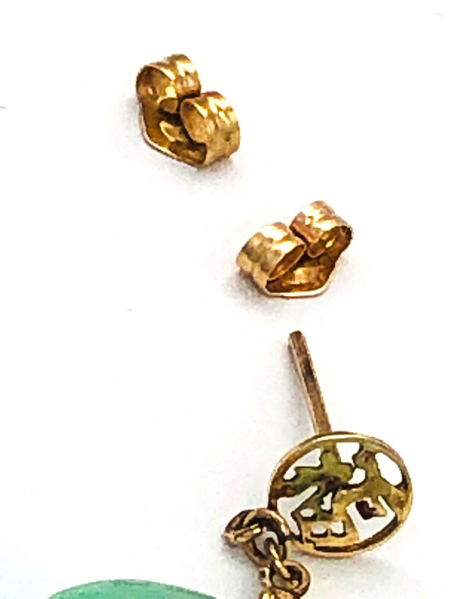 14k (585) Solid Yellow Gold crafted “Fok" mounting heart-shaped jade drop earrings