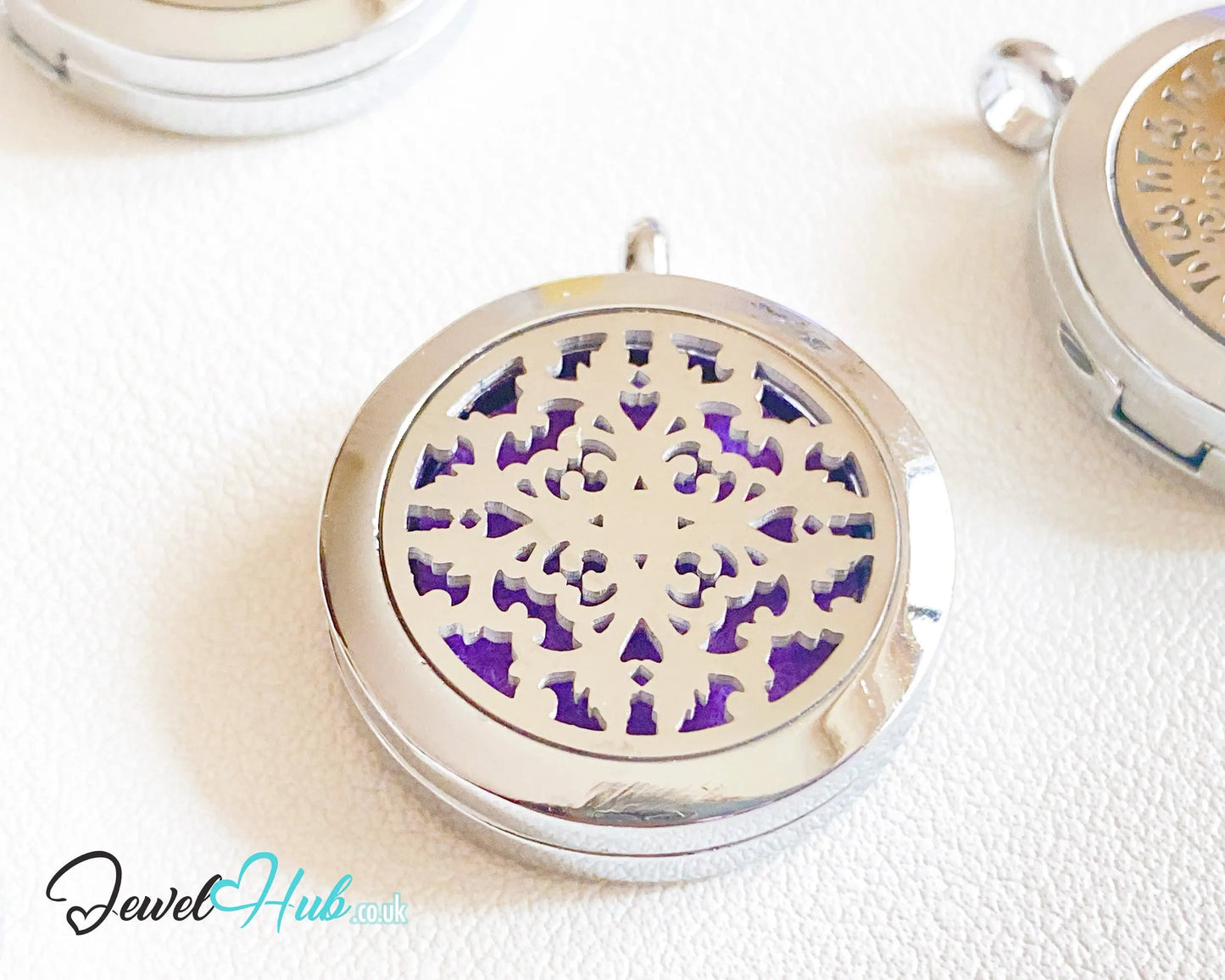🌸 Petal Radiance – Stainless Steel Aromatherapy Pendant for Grace & Presence CT