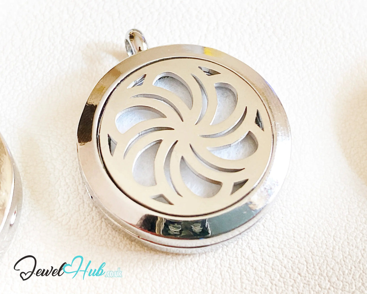 💖 Laced Heart – Stainless Steel Aromatherapy Pendant for Compassion & Emotional Warmth CT