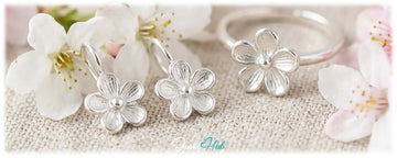 Flower charm meaning: a JewelHub flower MiniCharm symbolising beauty and growth