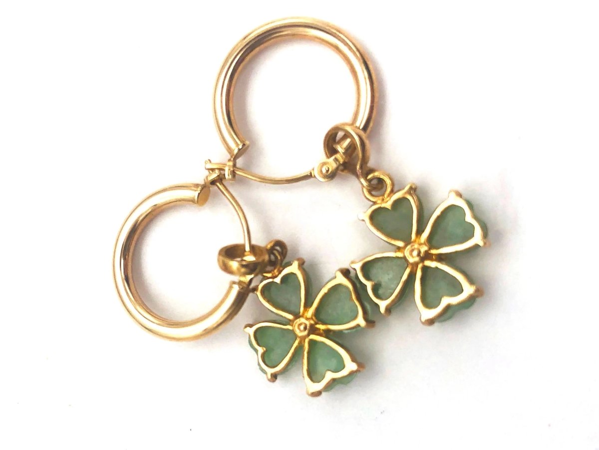 14k (585) Solid Yellow Gold Green Jade dangle earrings with a floral pattern - JewelHub.co.uk
