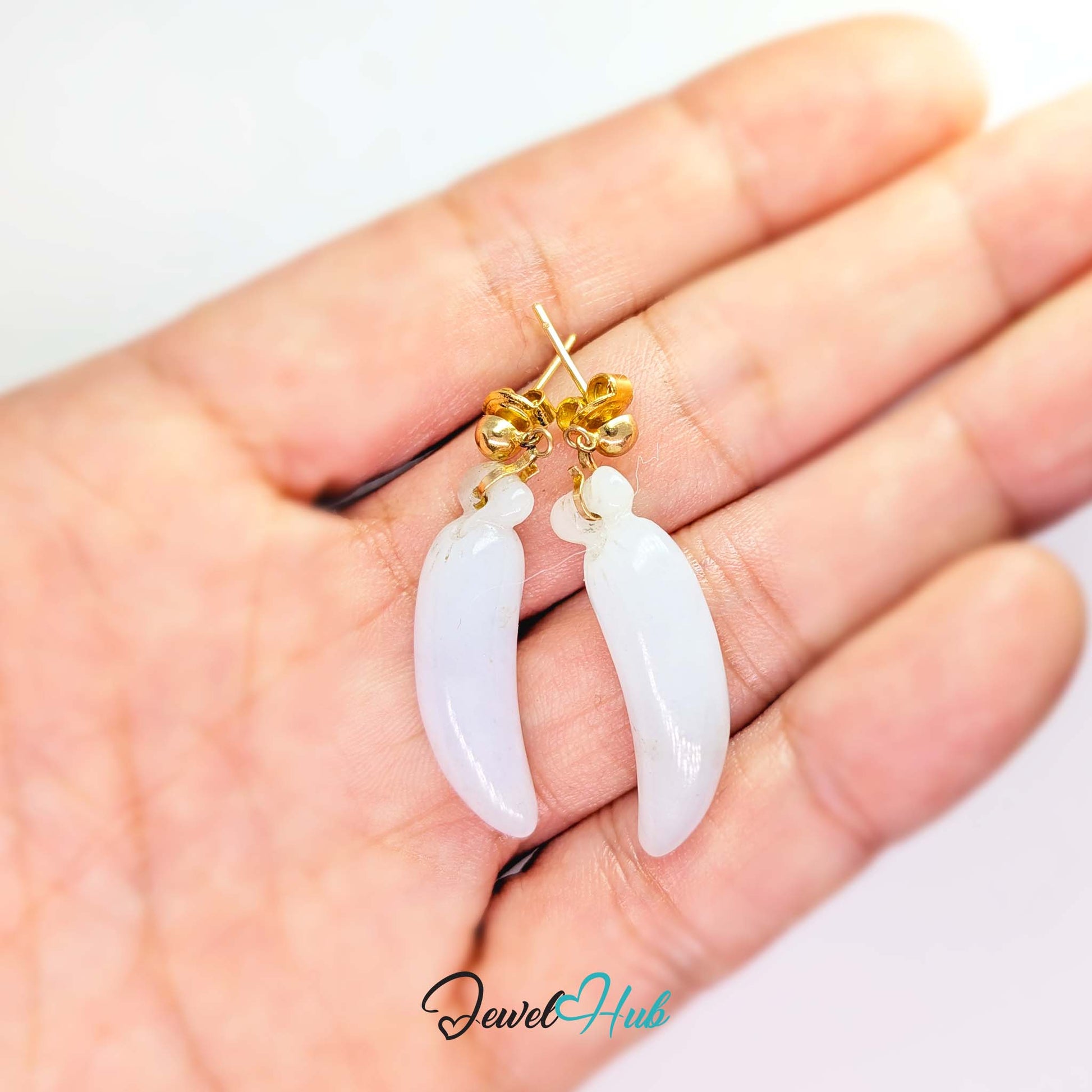 Small carved calyx of leaves worked at the stem where the jade meets the gold - JewelHub