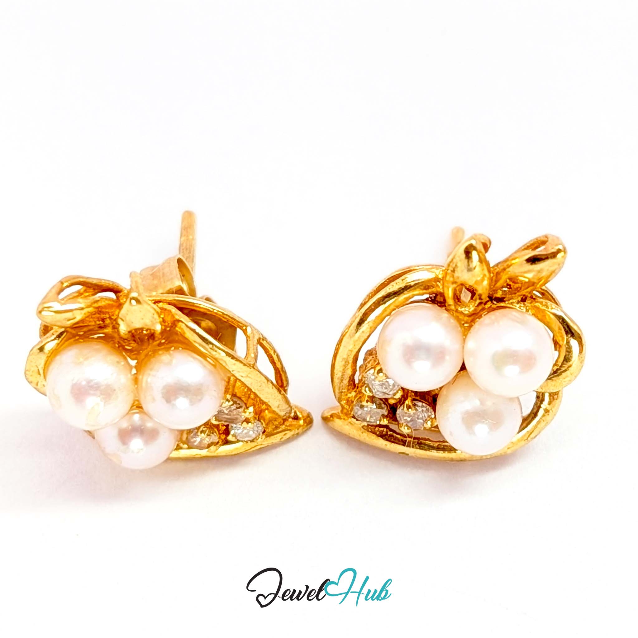 Small flat cluster stud sitting close against the lobe, 1.95 grams the pair - JewelHub