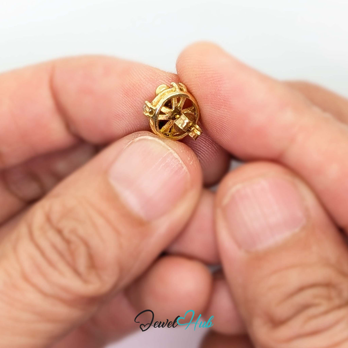 Gold jacket worn alone as a bright openwork stud with four diamonds - JewelHub