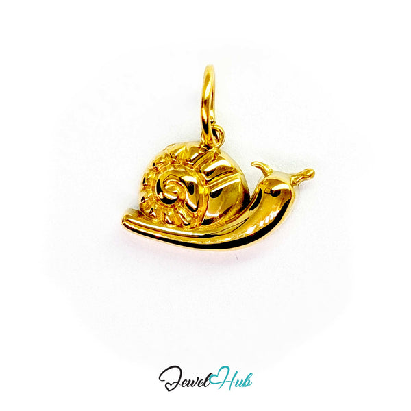 Snail charm in gold stainless steel with an openwork filigree spiral shell - JewelHub