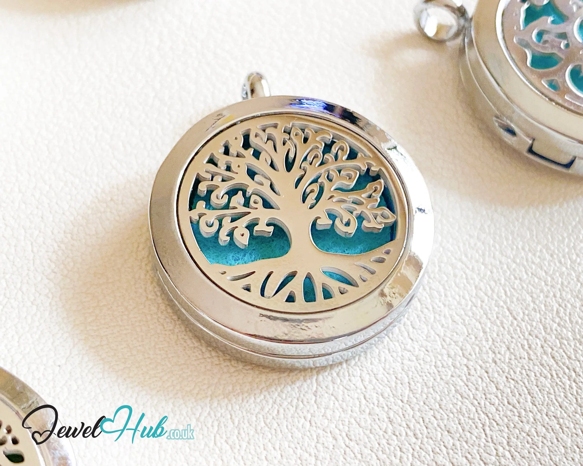 🌳 Tree of Strength – Stainless Steel Aromatherapy Pendant for Resilience & Confidence CT