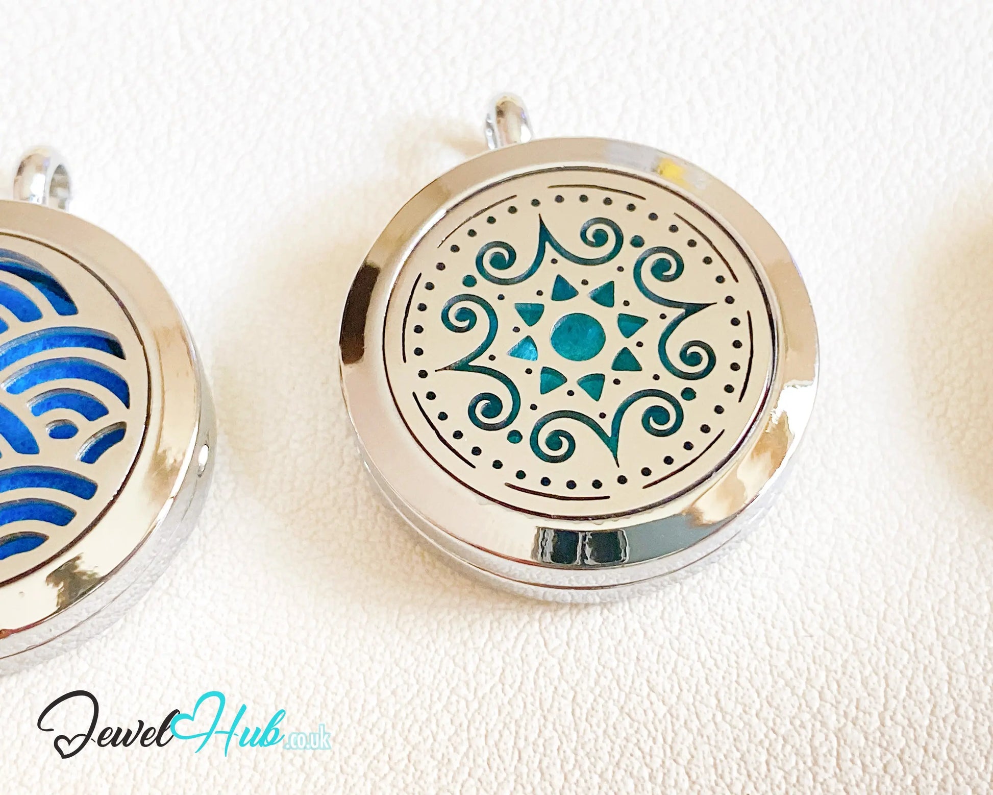 🌼 Radiant Bloom – Stainless Steel Aromatherapy Pendant for Clarity & Positivity CT