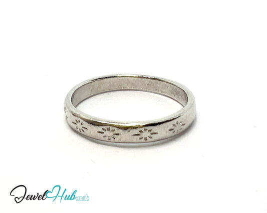 🌼 Floral Engraved Ring – Zinc Alloy · UK O · US 7.5 · Delicate Botanical Motif · Silver-Tone Finish