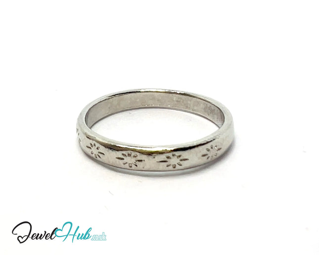 🌼 Floral Engraved Ring – Zinc Alloy · UK O · US 7.5 · Delicate Botanical Motif · Silver-Tone Finish CA