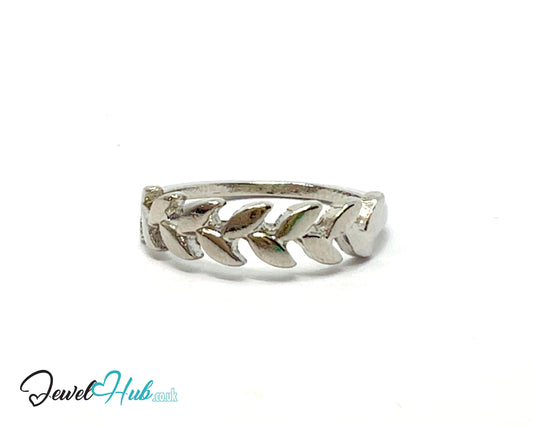 🍃 Leaf Band Ring – Zinc Alloy · UK M · US 6.5 · Engraved Botanical Motif · Silver-Tone Finish