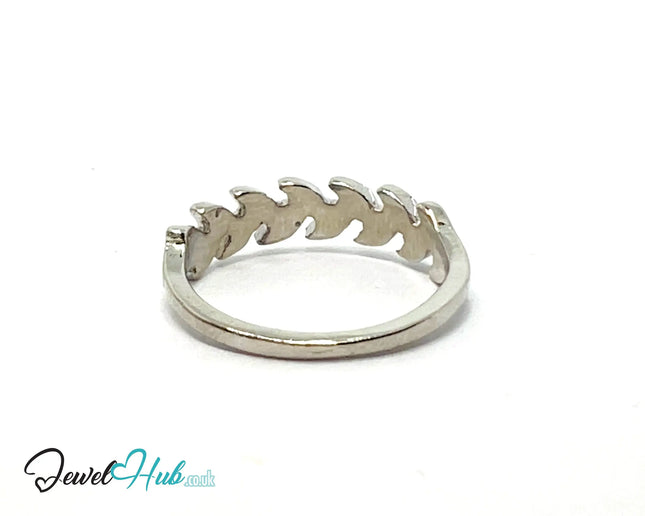 🍃 Leaf Band Ring – Zinc Alloy · UK M · US 6.5 · Engraved Botanical Motif · Silver-Tone Finish CA