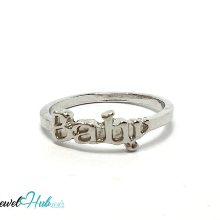 🍼 “Baby” Script Ring – Zinc Alloy · UK O · US 7.5 · Stylised Word Motif · Silver-Tone Finish CA