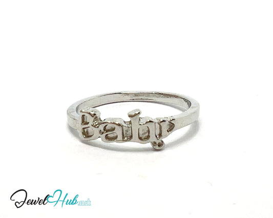 🍼 “Baby” Script Ring – Zinc Alloy · UK O · US 7.5 · Stylised Word Motif · Silver-Tone Finish