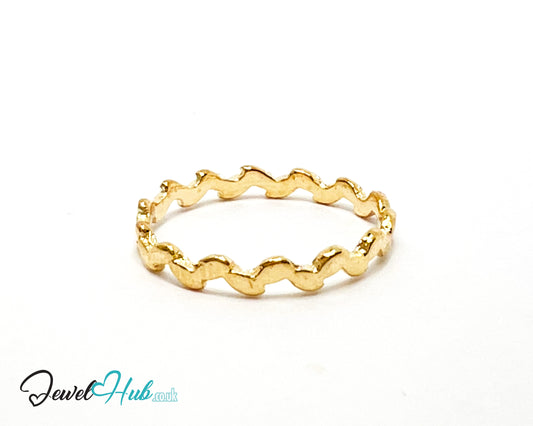 〰️ Gold Ripple Loop Ring – Zinc Alloy · UK O · US 7.5 · Wavy Open Band Motif · Polished Gold Finish