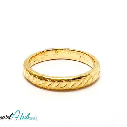 ◉ Gold Textured Petite Band– Zinc Alloy · UK K · US 5.5 · Circular Ridge Detail · Polished Finish CA