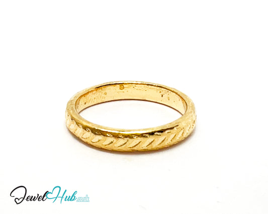 ◉ Gold Textured Petite Band– Zinc Alloy · UK K · US 5.5 · Circular Ridge Detail · Polished Finish