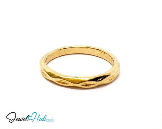 ◉ Gold Oval Groove Ring – Zinc Alloy · UK O · US 7.5 · Engraved Elongated Oval Motif · Polished Gold Finish