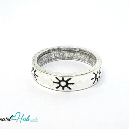 ⛓️ Silver Solar Edge Ring – Zinc Alloy · UK M · US 6.5 · Engraved Sunburst Motif · Brushed Silver Finish CA
