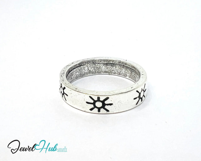 ⛓️ Silver Solar Edge Ring – Zinc Alloy · UK M · US 6.5 · Engraved Sunburst Motif · Brushed Silver Finish CA