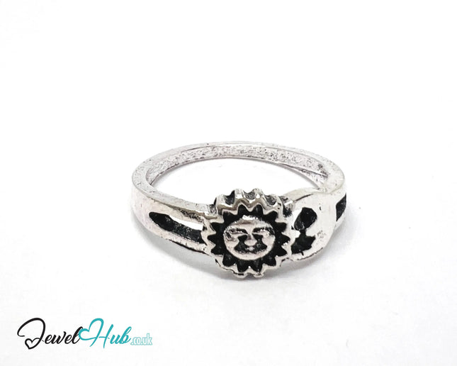 ⛓️ Silver Sun Moon Ring – Zinc Alloy · UK N · US 7 · Celestial Dual Motif · Brushed Silver Finish CA