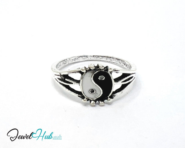 ⛓️ Black and White Yin-Yang Heart Ring – Zinc Alloy · UK O · US 7.5 · Sculptural Taijitu Motif · Brushed Silver Finish CA