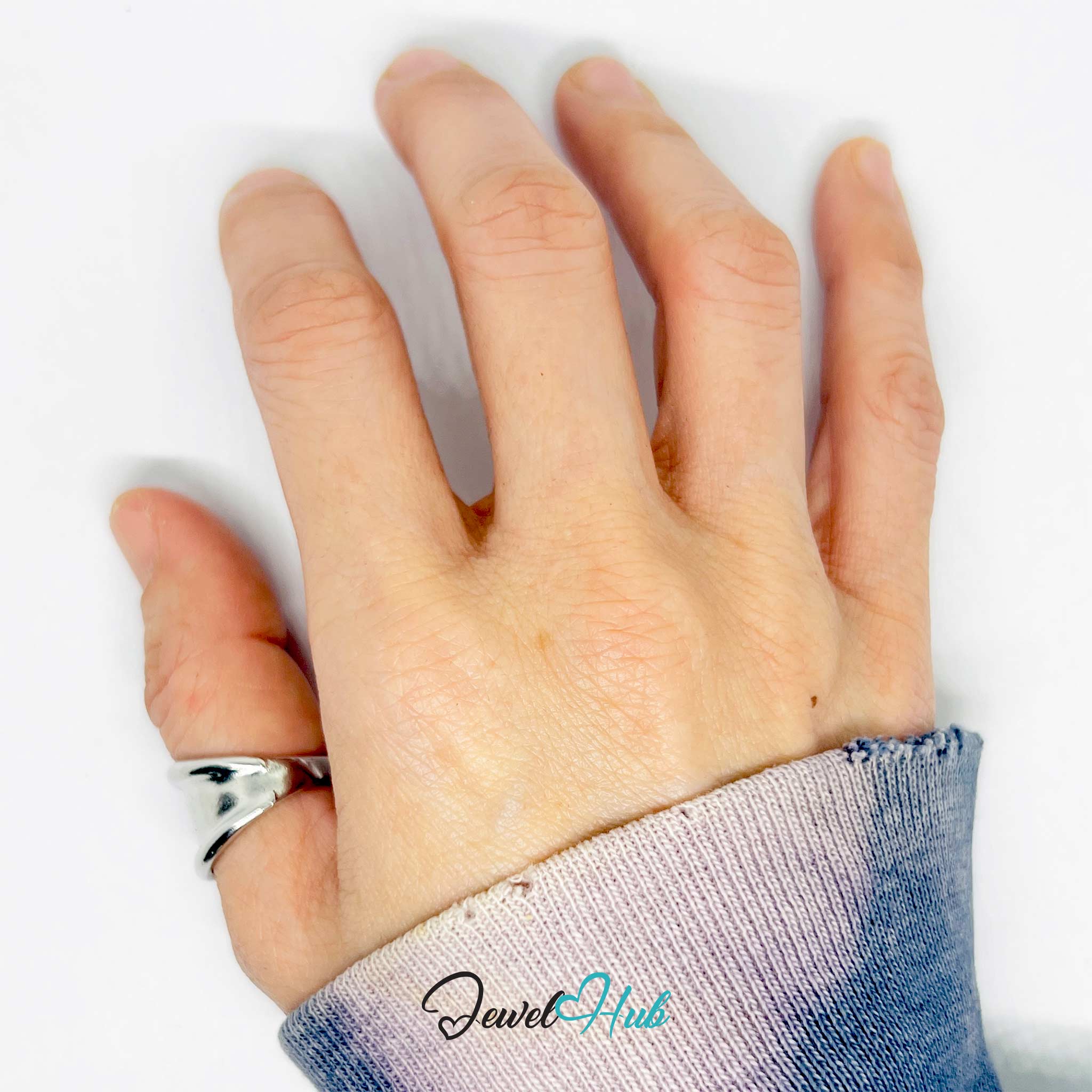 Silver-Plated Linear Groove Zinc Alloy Ring – Wide-Band Design