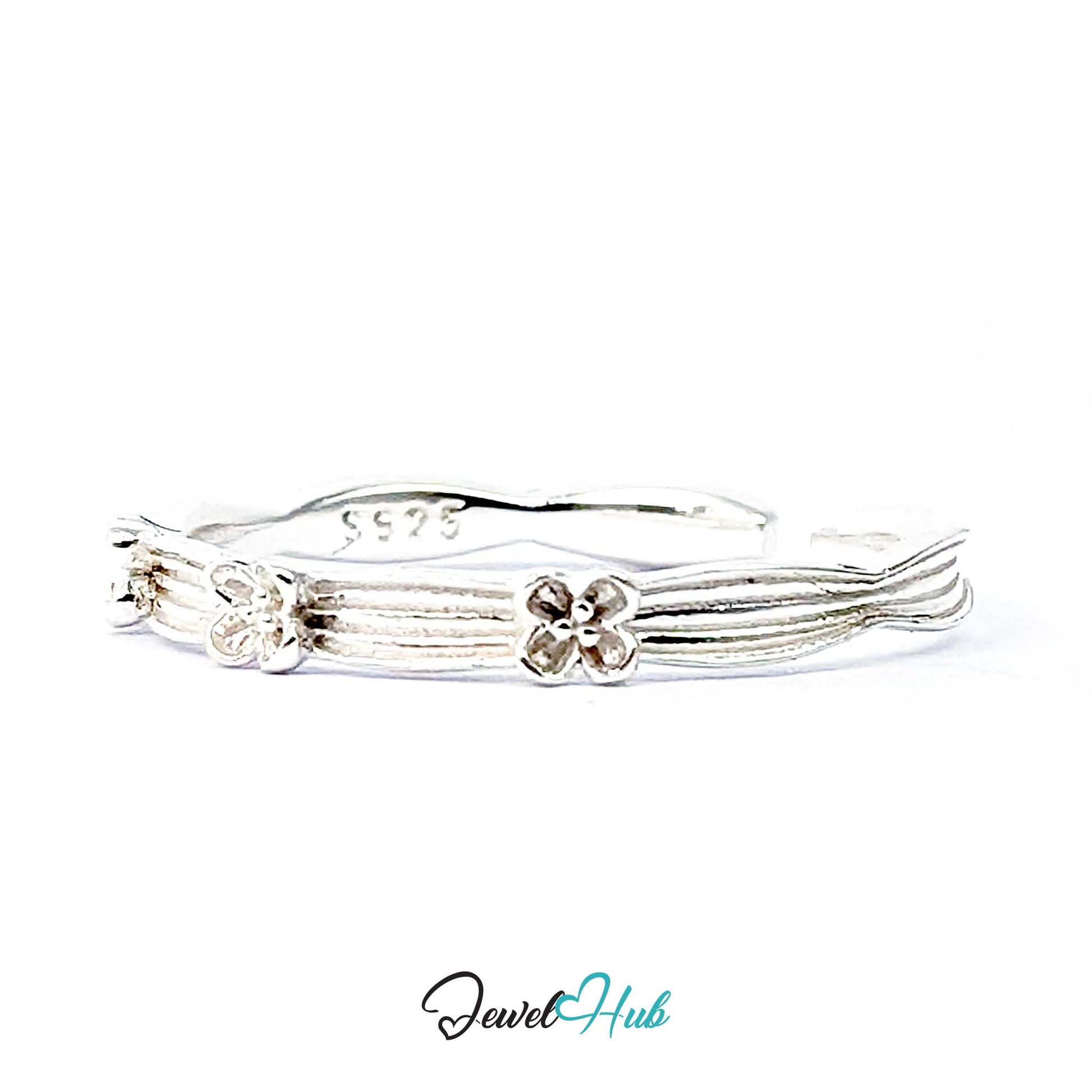 Flower Band Ring front view, three small flowers across the ribbed band