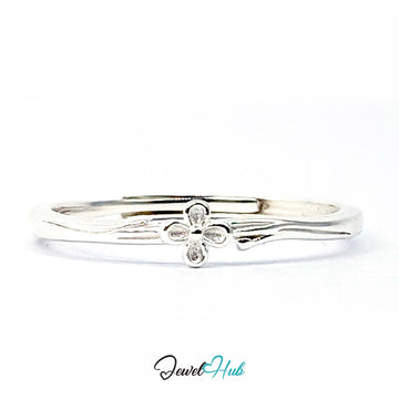 Single Flower Ring in 999 fine silver, one four-petal bloom on a fine band