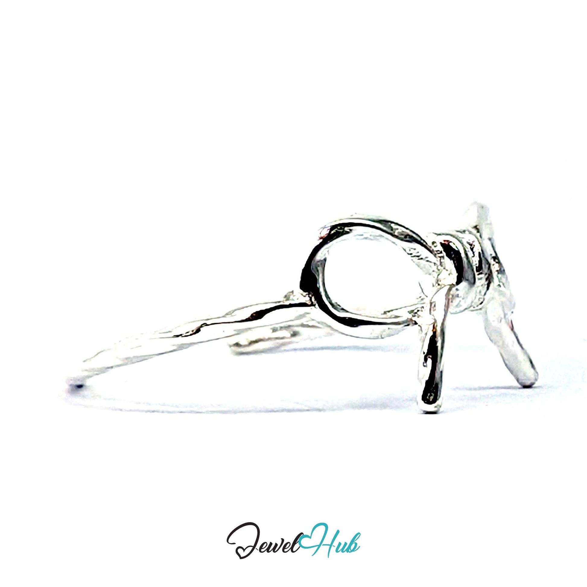 Close view of the knot at the centre of the twisted silver bow