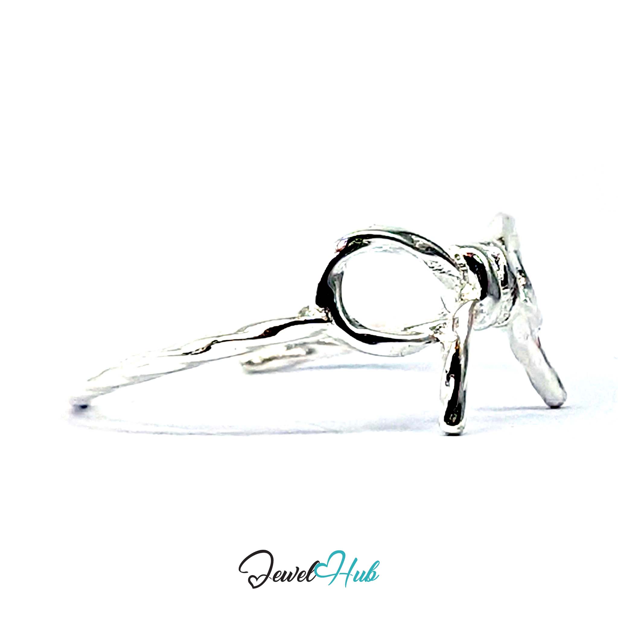 Close view of the knot at the centre of the twisted silver bow
