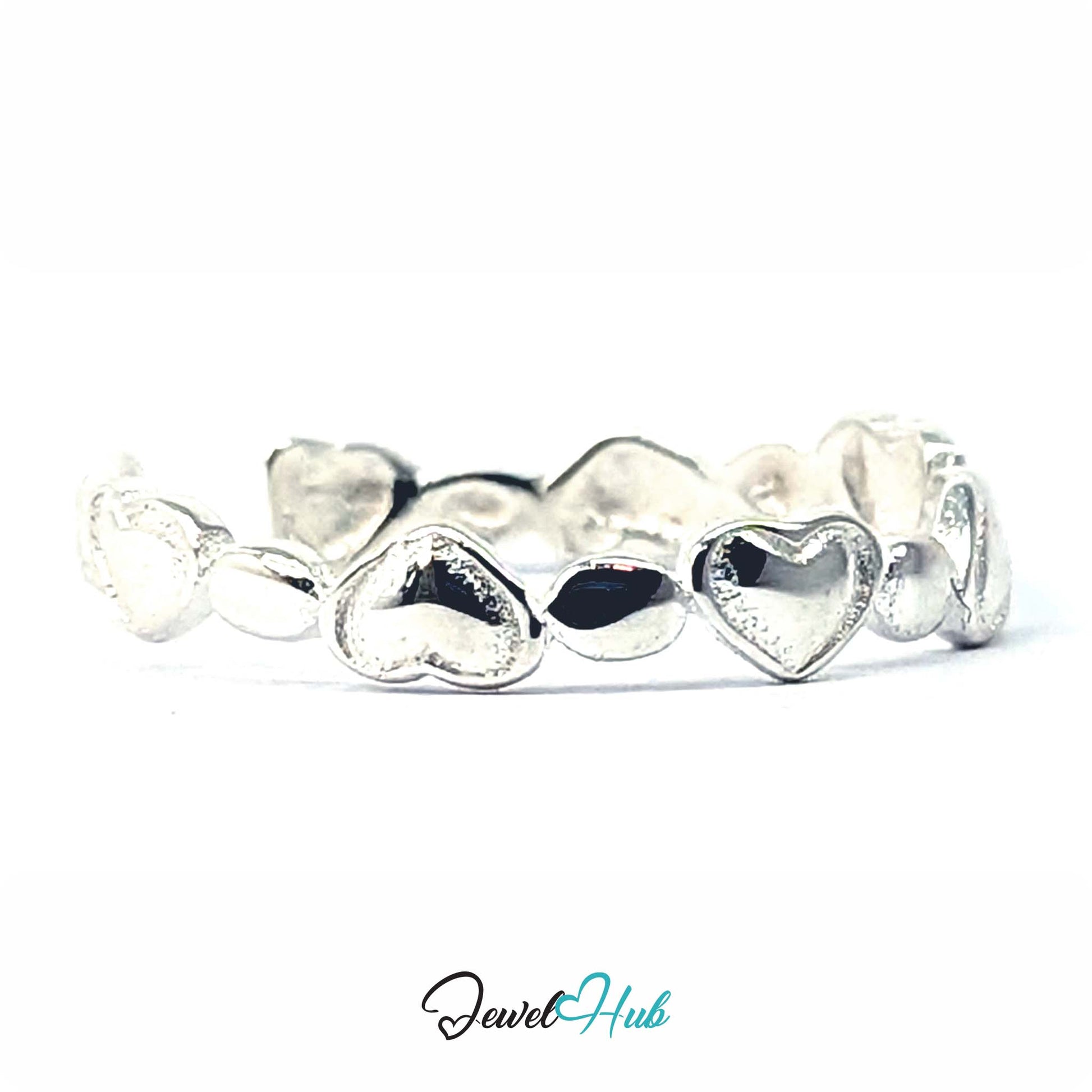 Three-quarter view of the solid heart band in 925 sterling silver - JewelHub