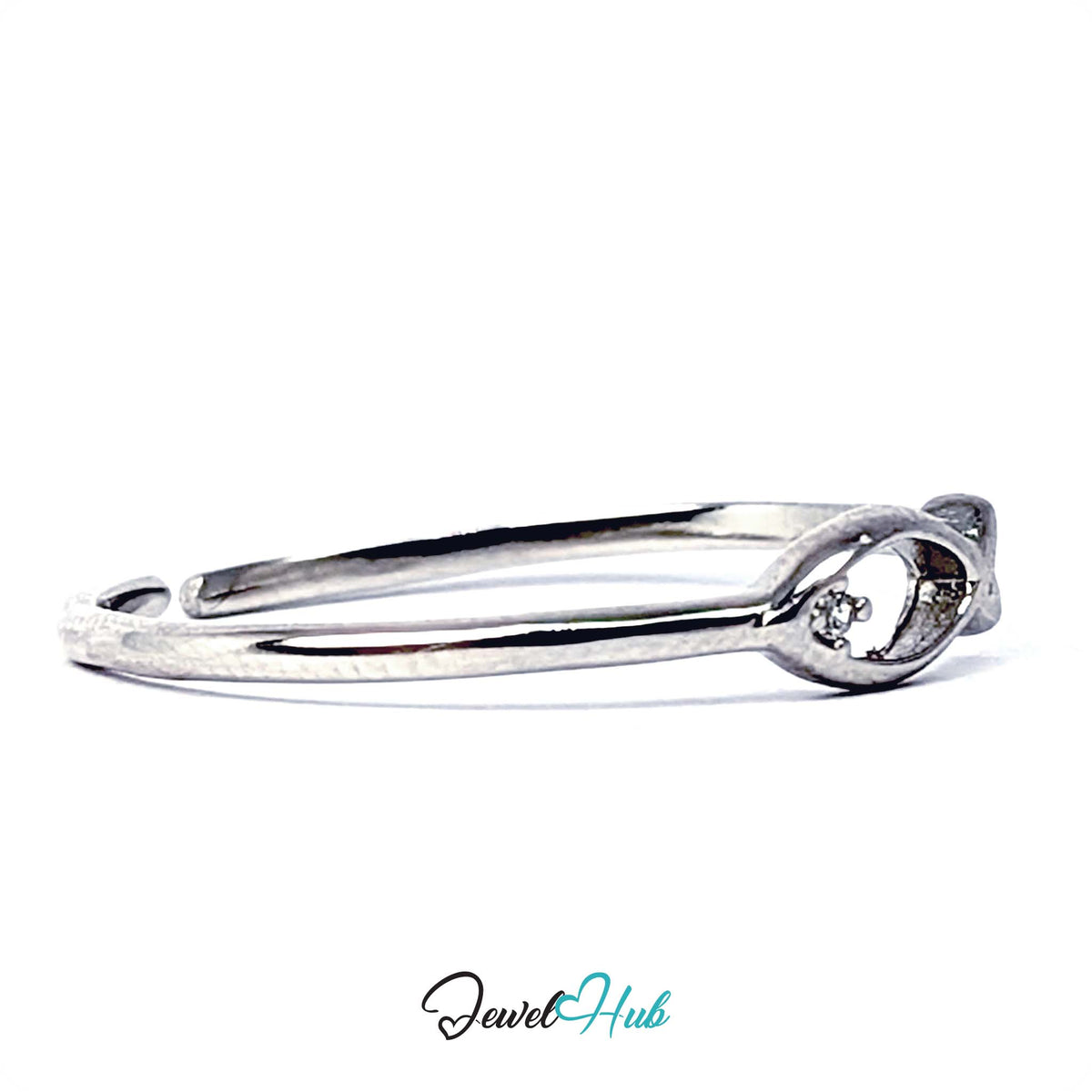 Angled close view of the fish outline and the zirconia set as its eye - JewelHub