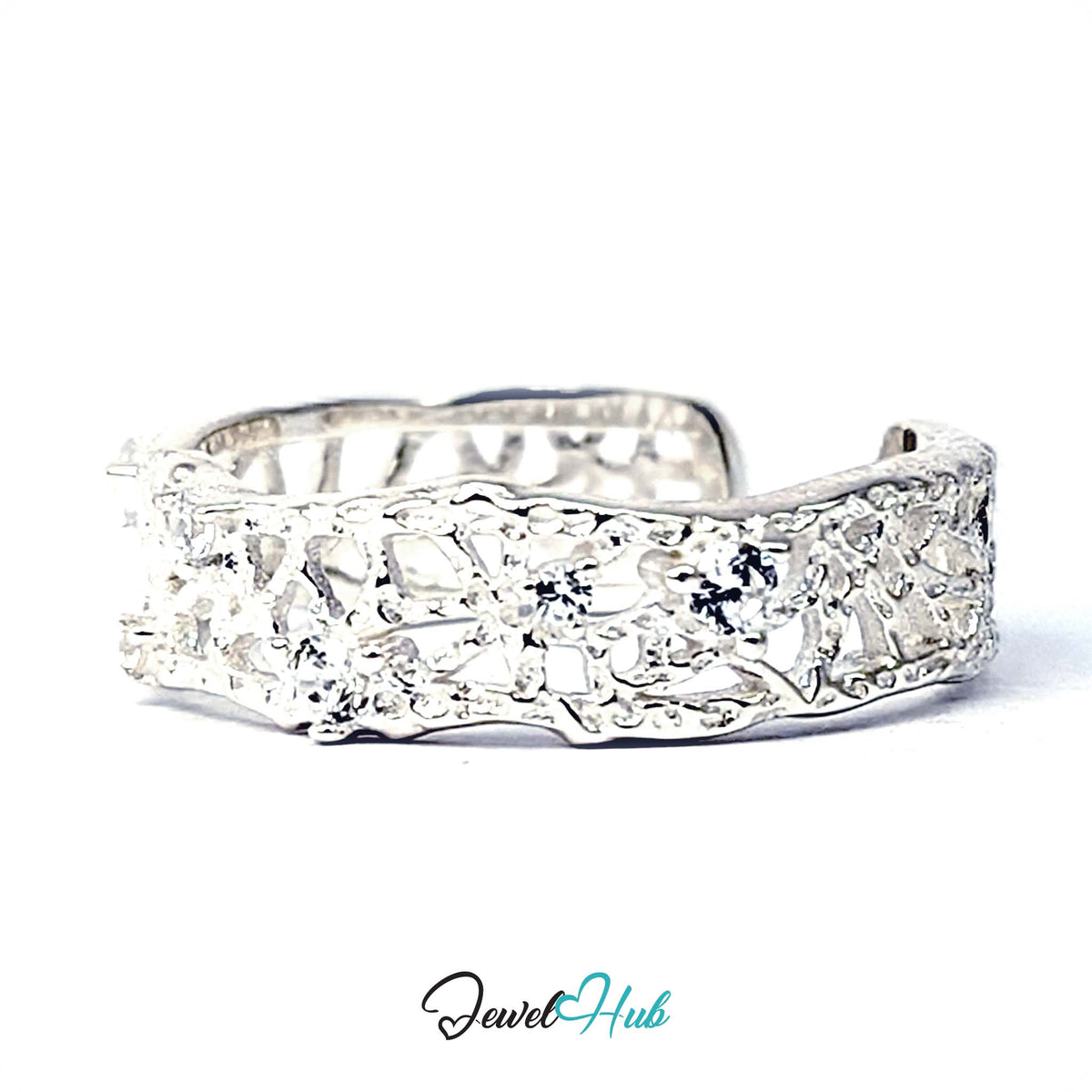 Side view of the pierced lattice with zirconia set among the openings - JewelHub