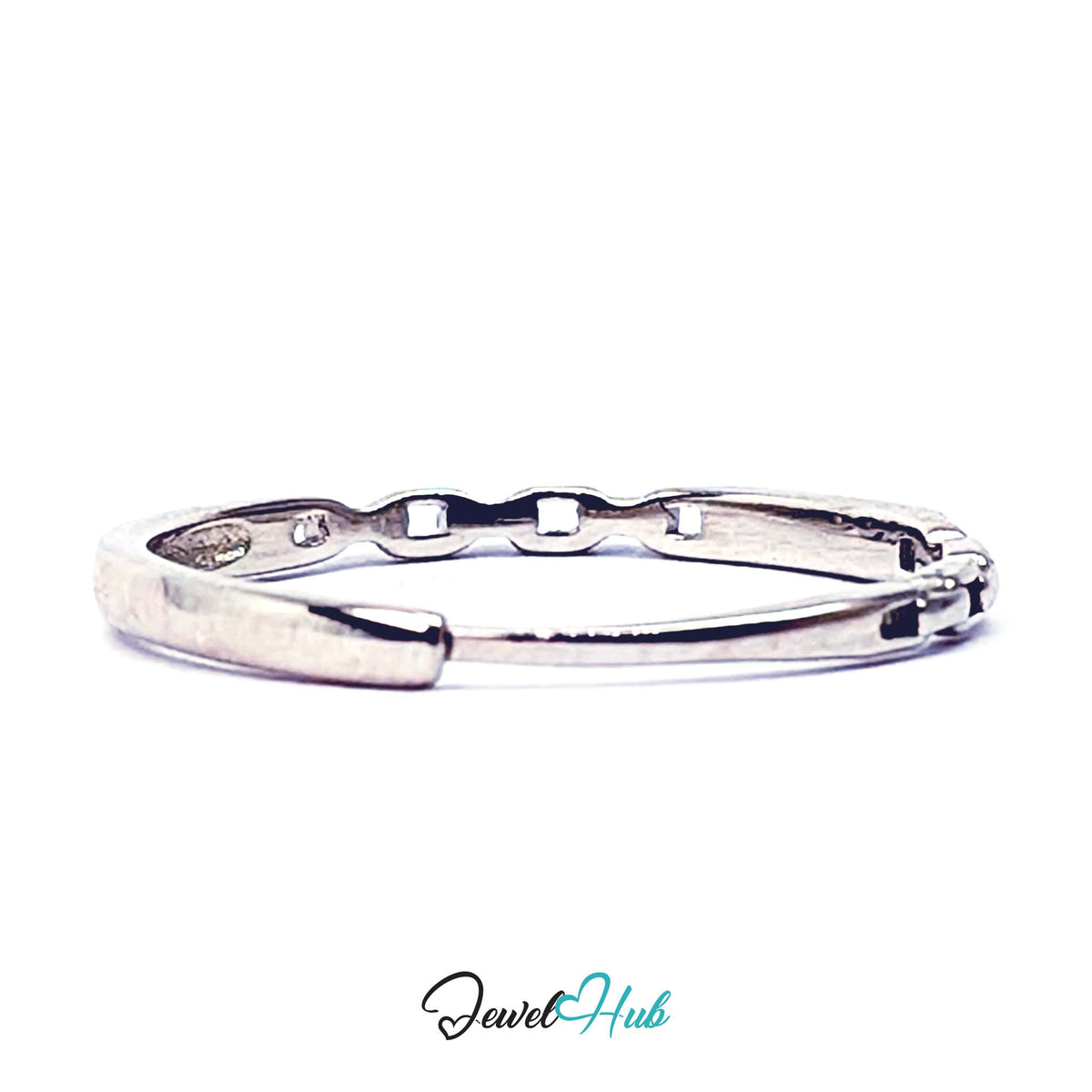 Angled view of the darkened recesses between the flat chain links - JewelHub