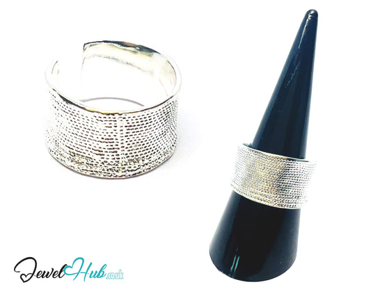 925 Silver Ring (Hallmarked) Dotted Crest · UK O-P-Q · US 7.5–8.5 · 7.80g