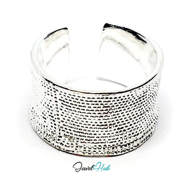 925 Silver Ring (Hallmarked) Dotted Crest · UK O-P-Q · US 7.5–8.5 · 7.80g CA