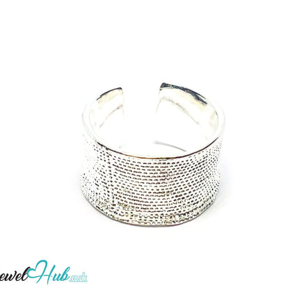 925 Silver Ring (Hallmarked) Dotted Crest · UK O-P-Q · US 7.5–8.5 · 7.80g CA
