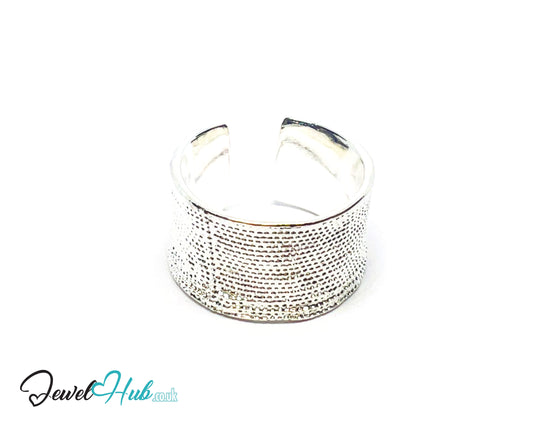925 Silver Ring (Hallmarked) Dotted Crest · UK O-P-Q · US 7.5–8.5 · 7.80g