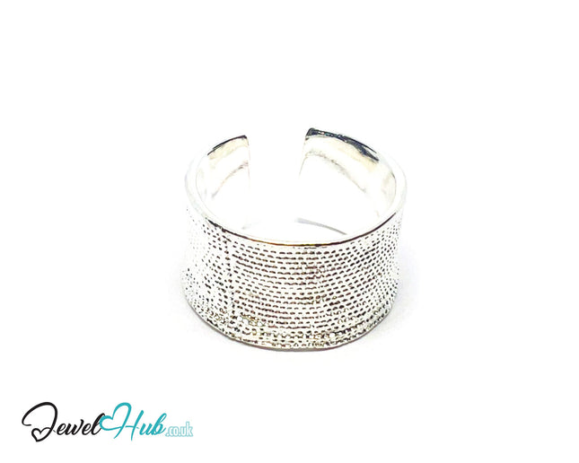 925 Silver Ring (Hallmarked) Dotted Crest · UK O-P-Q · US 7.5–8.5 · 7.80g CA