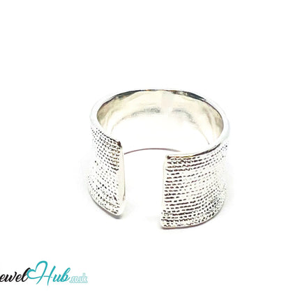 925 Silver Ring (Hallmarked) Dotted Crest · UK O-P-Q · US 7.5–8.5 · 7.80g CA
