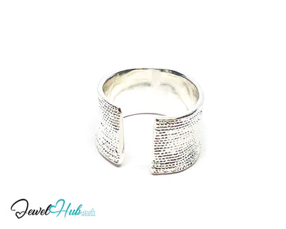 925 Silver Ring (Hallmarked) Dotted Crest · UK O-P-Q · US 7.5–8.5 · 7.80g