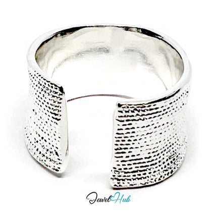 925 Silver Ring (Hallmarked) Dotted Crest · UK O-P-Q · US 7.5–8.5 · 7.80g CA